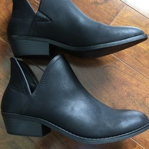 Universal Thread Nora V Cut Black Booties